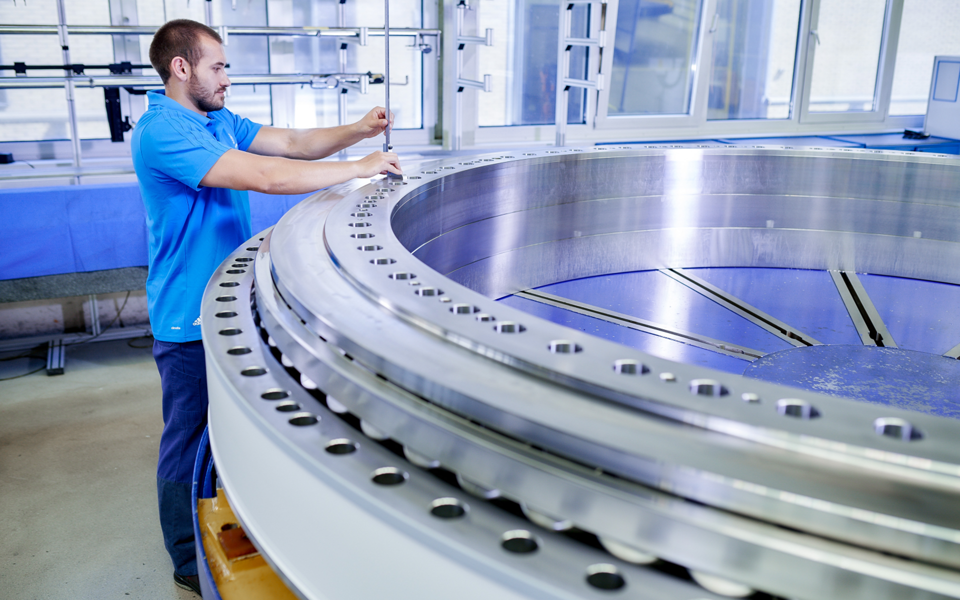 Thyssenkrupp Artikelbillede Med Mand