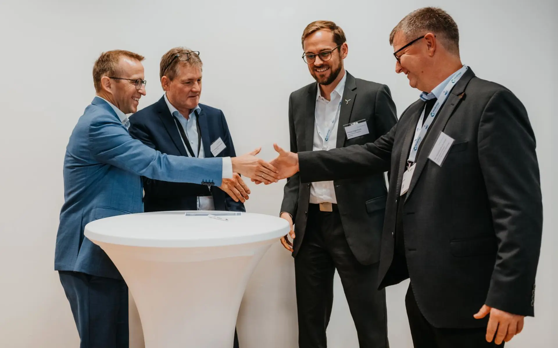 TIM Wind Artikelbillede Shaking Hands